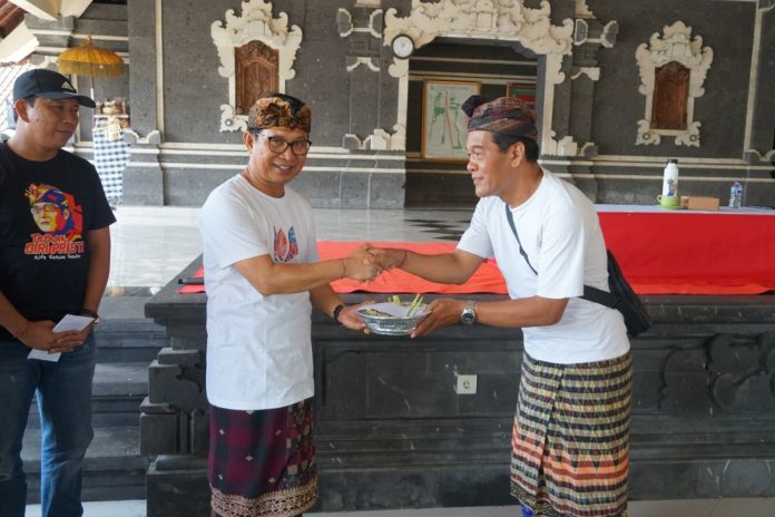 Sekda Adi Arnawa membuka Turnamen Ceki Pasemetonan Tangkas Kori Agung bertempat di Wantilan Banjar Belang, Sembung Kecamatan Mengwi Badung, Minggu (19/5).