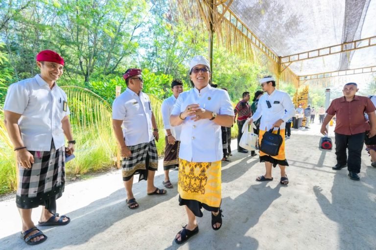 Bupati Badung I Nyoman Giri Prasta saat menghadiri upacara ritual Segara Kerthi dalam acara Bali Nice World Water Forum 2024 di Kawasan Ekonomi Khusus (KEK) Kura-Kura Bali, Serangan, Denpasar Selatan, Sabtu (18/5).
