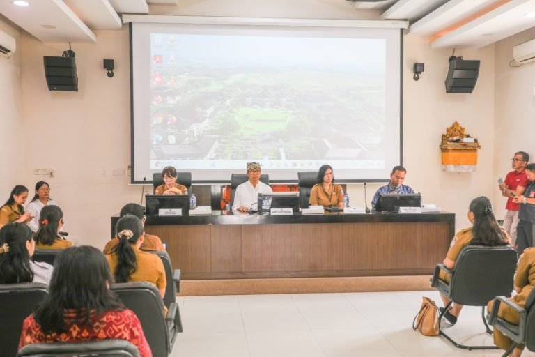 Wabup Badung Ketut Suiasa saat memimpin Rapat Temu Informasi Forum Guru Kelompok Siswa Peduli AIDS dan Narkoba Kabupaten Badung, di Ruang Rapat Rumah Jabatan Wakil Bupati Badung, Senin 13 Mei 2024.