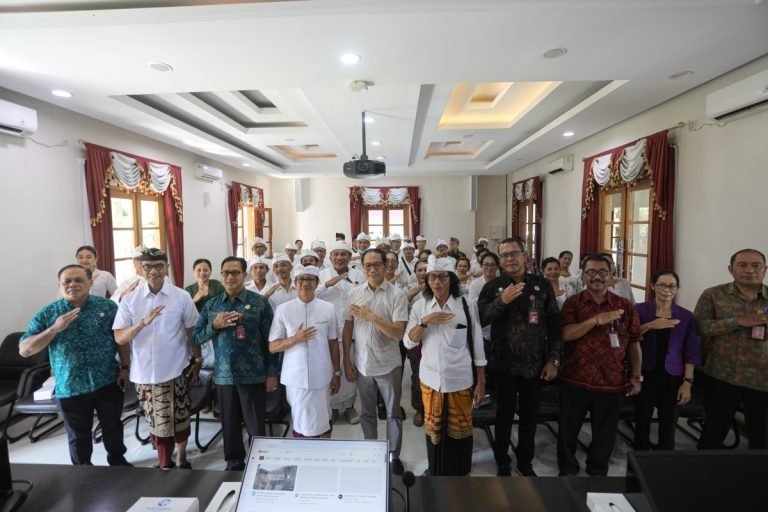 Wabup Ketut Suiasa melepas para peserta Pekan Daerah Kontak Tani Nelayan Andalan XXVII Kabupaten Badung di Ruang Rapat Rumah Jabatan Wakil Bupati, Puspem Badung, Jumat 10 Mei 2024.