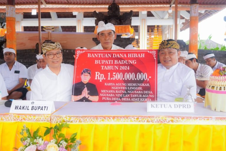 Wabup Ketut Suiasa menghadiri Karya Agung Mamungkah, Ngenteg Linggih, Menawa Ratna, Ngusaba Desa Ngusaba Nini dan Tawur Agung di Pura Desa, Desa Adat Kerta, Desa Petang, Kecamatan Petang, Badung, Senin 13 Mei 2024.