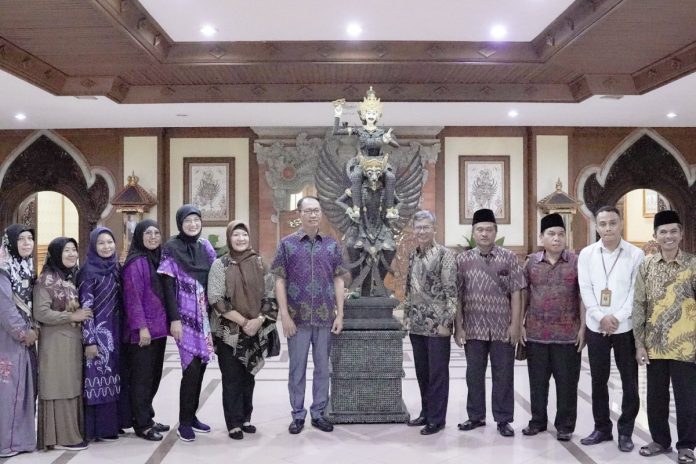 Wabup Ketut Suiasa saat menerima Ketua LPTQ Kabupaten Badung, Haji Mamat Edi dalam rangka persiapan lomba MTQ tingkat Provinsi Bali, di ruang tamu Wakil Bupati Badung, Selasa 21 Mei 2024.