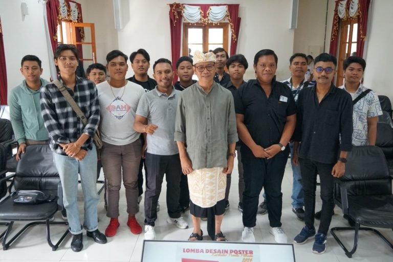 Wabup Suiasa (baju adat madya) menerima pendiri Media Sosial Melajah Politik Ida Bagus Mahendra Sada Prabhawa di Ruang Rapat Rumah Jabatan Wabup, Kamis 23 Mei 2024.