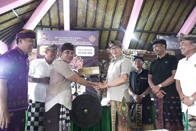 Wakil Bupati Badung I Ketut Suiasa membuka acara Turnamen Ceki "Banjar Celuk Open Se-Bali" yang ditandai dengan pemukulan Gong bertempat di Balai Banjar Celuk, Desa Adat Bualu, Kecamatan Kuta Selatan, Minggu (12/5).