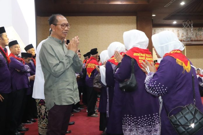 Wakil Bupati Badung I Ketut Suiasa saat melepas 124 jemaah Haji Kabupaten Badung tahun 2024 di Ruang Kertha Gosana, Puspem Badung, Rabu 22 Mei 2024.