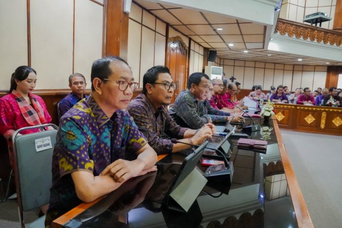 Wakil Bupati Badung Ketut Suiasa saat menghadiri HLM TPID di Gedung Wiswa Sabha Kantor Gubernur Bali, Jumat 3 Mei 2024.