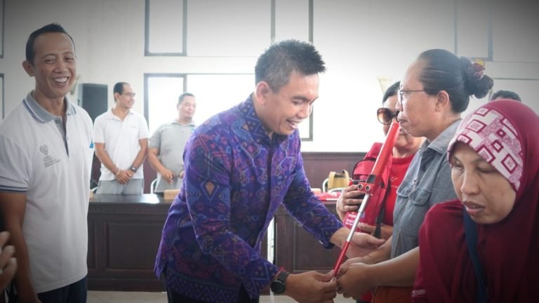 Wakil Bupati Jembrana Serahkan Bantuan Tongkat Adaptif untuk Penyandang Disabilitas Netra