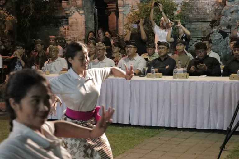 Walikota Denpasar, I Gusti Ngurah Jaya Negara, saat menghadiri langsung proses Pembinaan Sekaa Gong Kegendaris Werda Mimba Merdangga Desa Adat Intaran, Minggu 5 Mei 2024 malam.