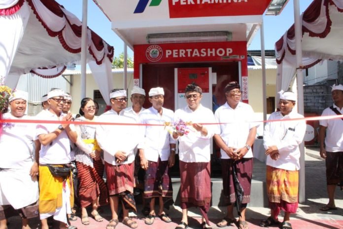 Walikota Denpasar, I Gusti Ngurah Jaya Negara saat meresmikan pengoperasian Pertashop Bumdesa Segara Giri, di Desa Sanur Kauh yang ditandai dengan pemotongan pita dan pengisian BBM perdana, pada Sabtu 4 Mei 2024.