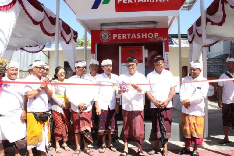Walikota Denpasar, I Gusti Ngurah Jaya Negara saat meresmikan pengoperasian Pertashop Bumdesa Segara Giri, di Desa Sanur Kauh yang ditandai dengan pemotongan pita dan pengisian BBM perdana, pada Sabtu 4 Mei 2024.