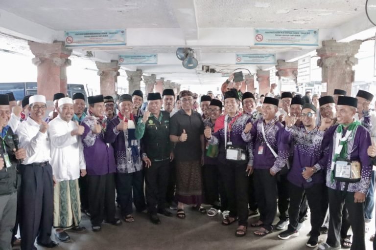 Walikota Jaya Negara Lepas 270 Calon Jamaah Haji dari Kota Denpasar