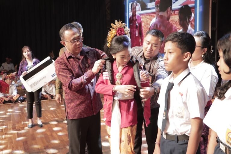 Walikota Jaya Negara Serahkan Atribut kepada Duta Generasi Denpasar Digital (Gen Dental)