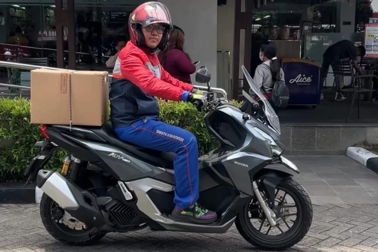 Berikut Tips #Cari_Aman Membawa Barang saat Naik Motor
