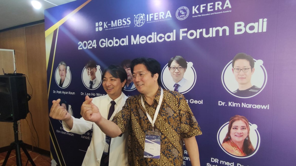 Mr. Kim Joon Hwan sebagai President of K-MBSS dan dr. Lew Jae Wook President of International Filler Education and Research Academy (IFERA) saat diwawancara pada Minggu, 5 Mei 2024.