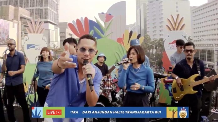 Kolaborasi Astra bersama grup musik Maliq & D’Essentials di Halte Transjakarta Bundaran HI Astra, Jakarta, menghibur masyarakat pada kegiatan Car Free Day pada Minggu pagi 12 Mei 2024.