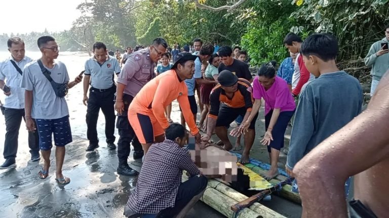 Tim SAR Temukan Jenazah Korban Terseret Arus di Pantai Pekutatan