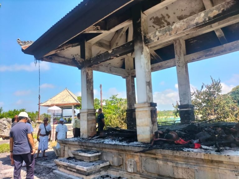 Wantilan Pura Bias Tugel di Nusa Dua Terbakar