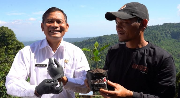 Kepala Dinas Pariwisata Kabupaten Buleleng, I Gede Dody Sukma Oktiva Askara (Kiri Baju Putih)