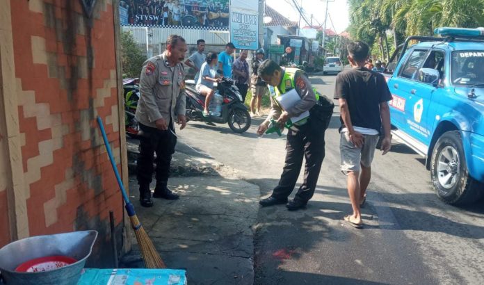 Polisi saat melakukan olah TKP di lokasi kejadian kecelakaan lalu lintas.