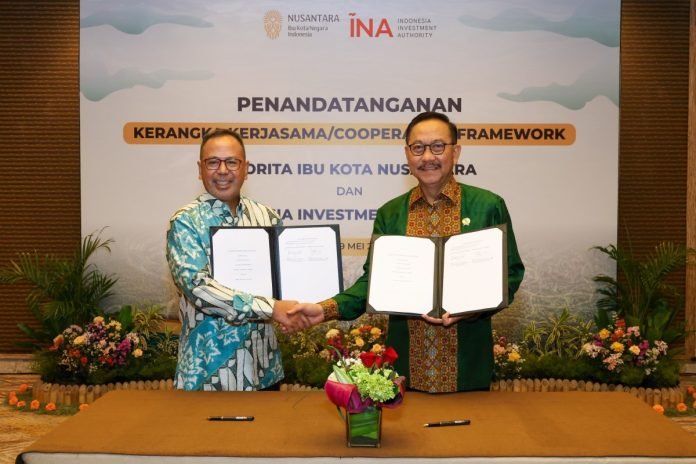 Kepala Otorita IKN Bambang Susantono dan Ridha D. M. Wirakusumah Chief Executive Officer, Indonesia Investment Authority saat penandatanganan kerjasama di Hotel Grand Hyatt Bali pada Minggu, 19 Mei 2024.