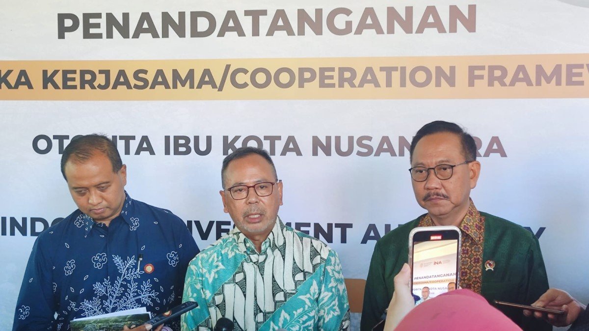 Kepala Otorita IKN Bambang (kanan) Susantono dan Ridha D. M. Wirakusumah (tengah) saat diwawancarai.
