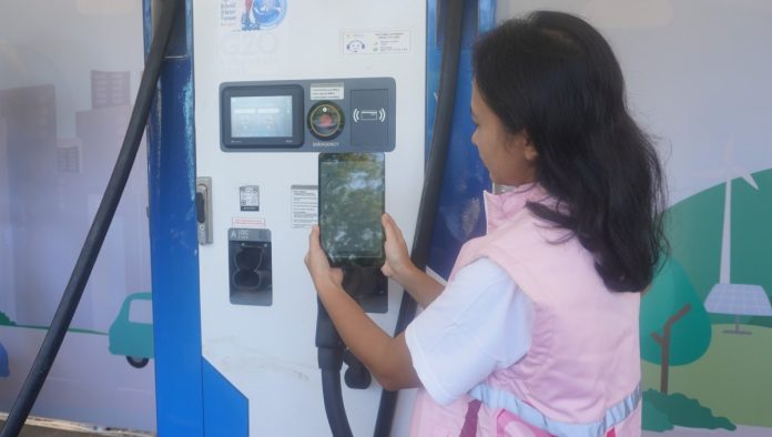 Salah seorang Srikandi PLN UID Bali Risma sedang melakukan pengecekan SPKLU saat siaga WWF.