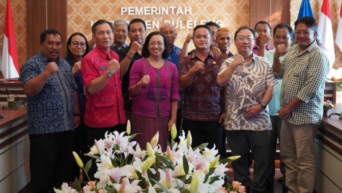 acara penyerahan bantuan instalasi pompa hidram kepada perwakilan Desa Lokapaksa, Kecamatan Seririt, yang berlangsung di Ruang Rapat Kantor Bupati Buleleng pada Selasa, 21 Mei 2024.