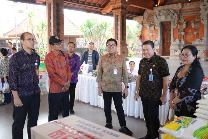 Wawali Arya Wibawa Tinjau Bazar Pangan di Wantilan Pura Dalem Sudha Sidakarya