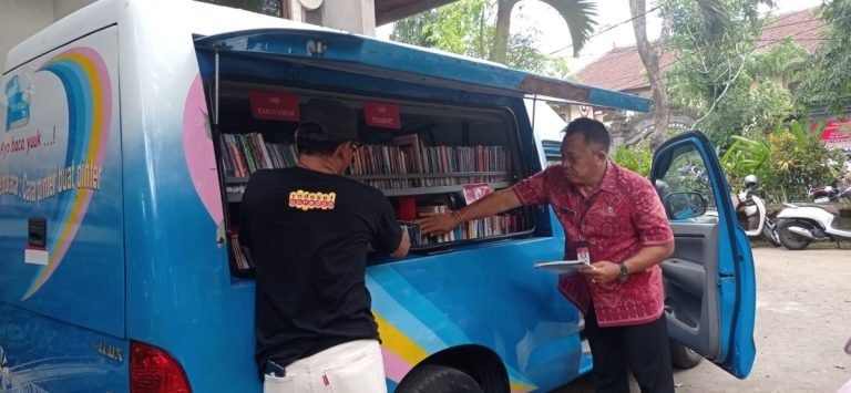 Terima Mobil Perpustakaan Keliling, Tabanan Geliatkan Layanan Literasi