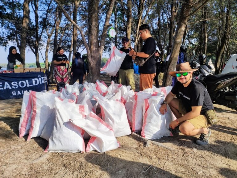 Ramon Tungka, Brand Ambassador EIGER saat berhasil mengumpulkan sampah di pantai Mertasari, Rabu 22 Mei 2024.