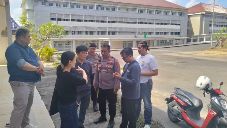Polisi bersama tim medis ambulans dari RS Bali Jimbaran tiba di hotel Mahogany.