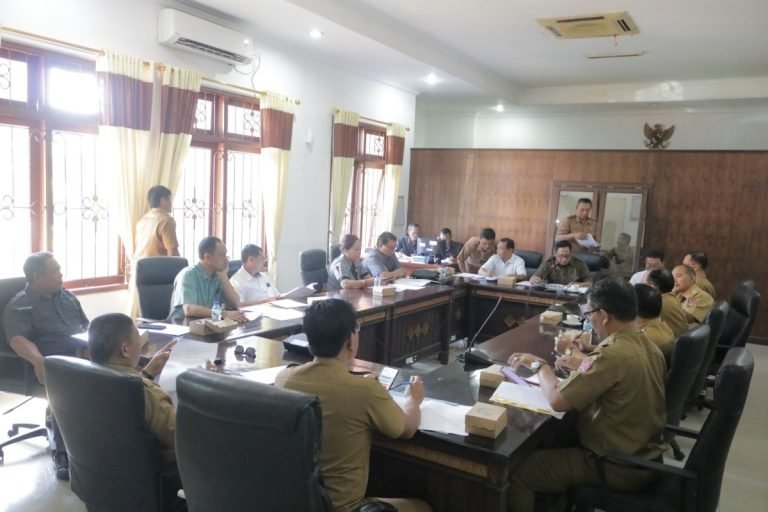 Kondisi rapat penyempurnaan draf Ranperda Pemberian Insentif Kepada Investor yang diselenggrakan di Ruang Komisi III DPRD Buleleng.