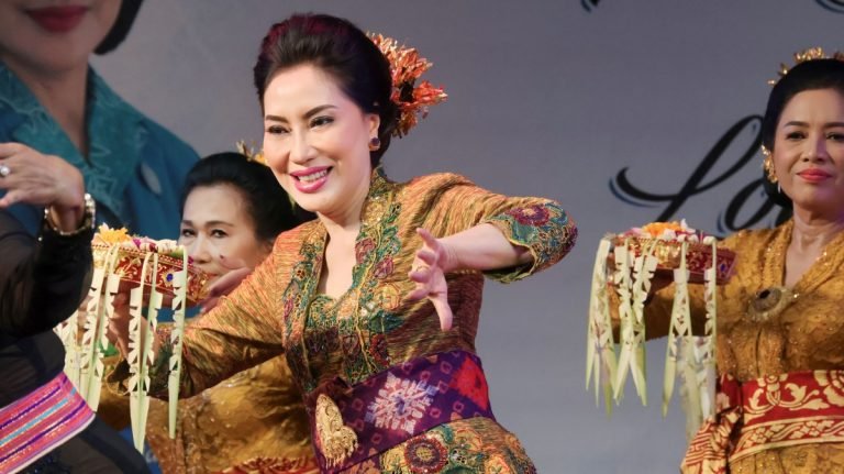 Peringati HKG PKK ke-52, Pj Ketua TP PKK Bali Puji Kekompakan Peserta Lomba Tari Pendet