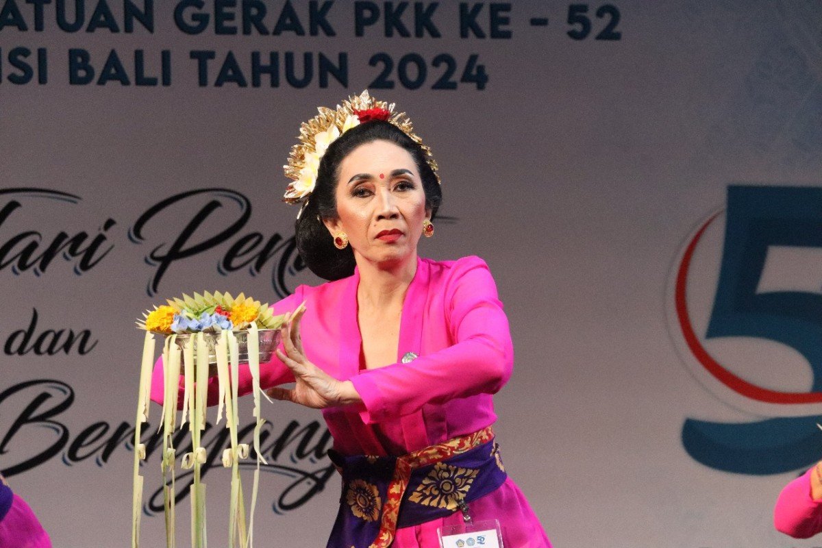 Perwakilan TP-PKK Kabupaten Buleleng, yang dipimpin oleh Ny. Paramitha Lihadnyana, turut berpartisipasi dalam lomba Tari Pendet