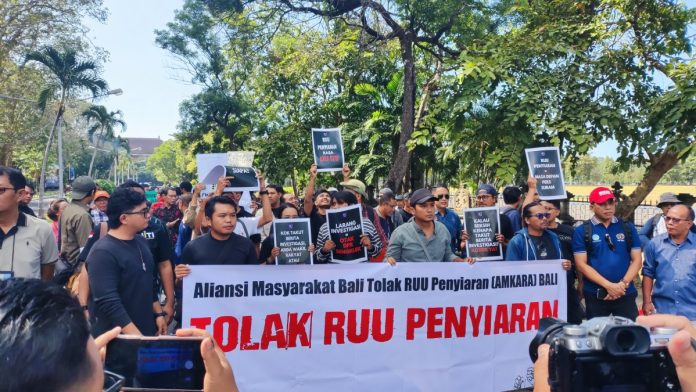 Sejumlah jurnalis dan pekerja media yang tergabung dalam Aliansi Masyarakat Bali Tolak RUU Penyiaran