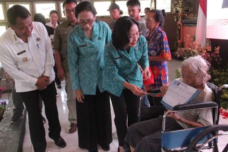 Hadiri Peringatan HLUN di Buleleng, Pj Ketua PKK Bali Serahkan Bantuan Kepada Lansia dan Disabilitas