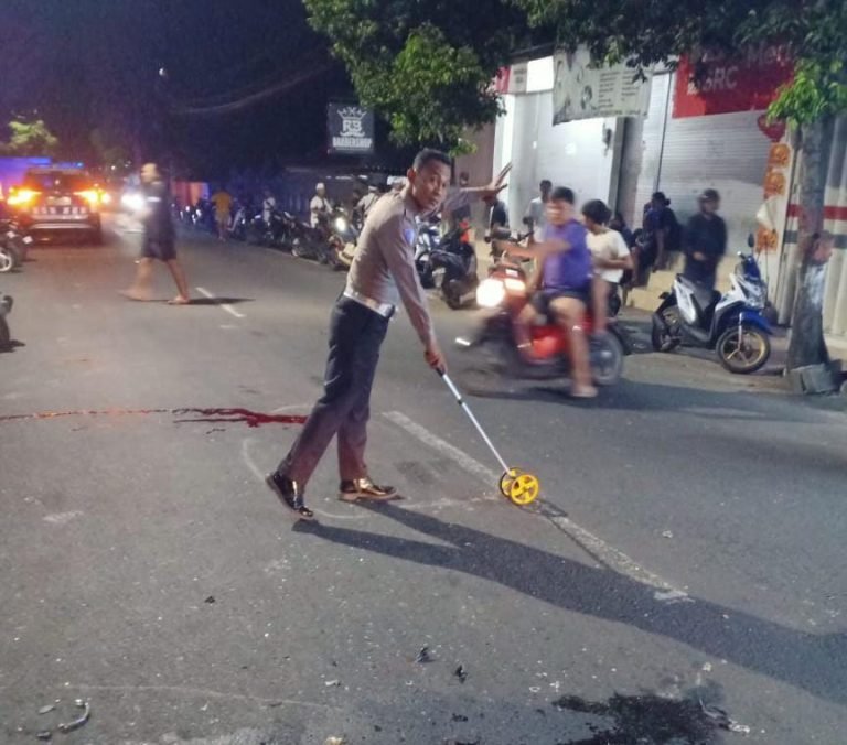 Lawan Arah, Pemotor Meregang Nyawa Usai Tabrak Truk di Penarukan