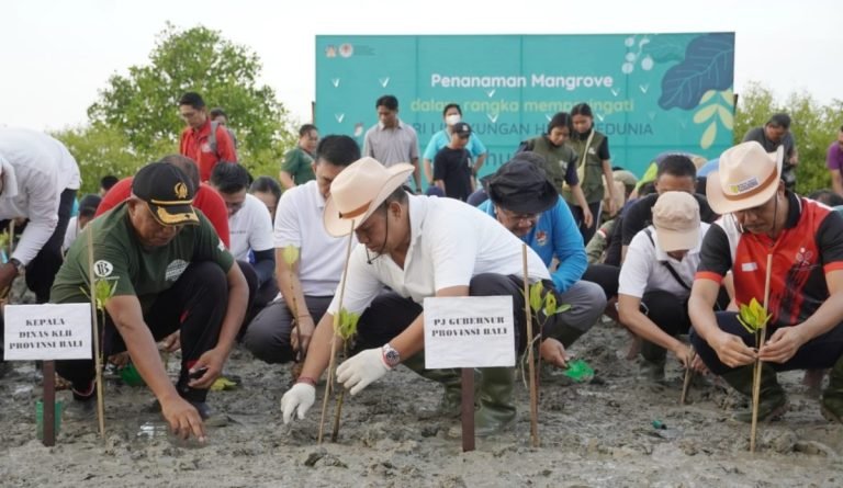 Tanam Mangrove, Pj Gubernur Mahendra Jaya Apresiasi Kepedulian Masyarakat Terhadap Lingkungan