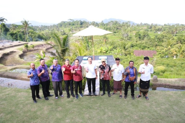 Pj Bupati Jendrika Kunjungi Desa Wisata The Uma Enjung di Desa Tihingan