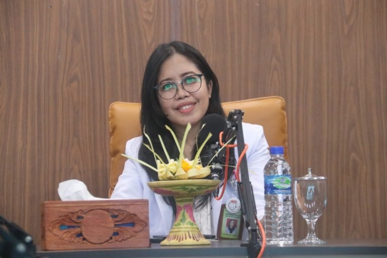 dr. Ni Made Nova Andari Kluniari, dokter spesialis penyakit dalam yang bertugas di Rumah Sakit Umum Daerah Buleleng 