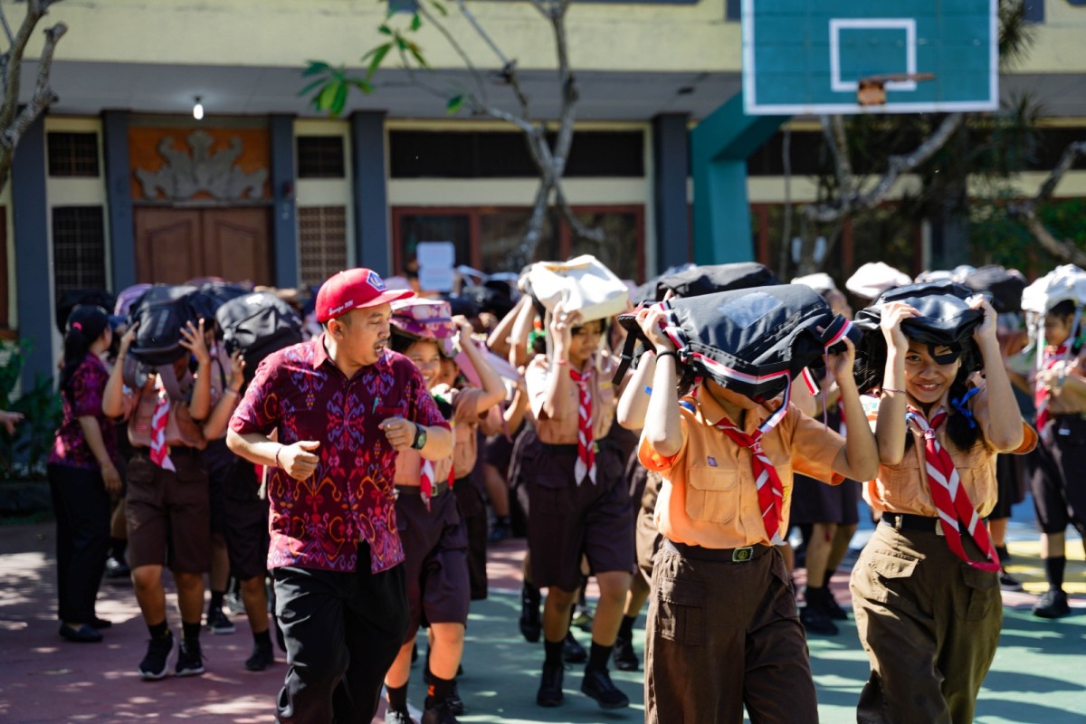 Simulasi bencana gempa bumi dan tsunami di SMP Negeri 3 Kuta Selatan