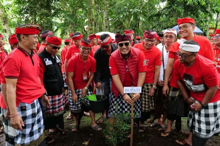 Bupati Tabanan, Dr. I Komang Gede Sanjaya.,S.E.,M.M, saat kegiatan “Merawat Pertiwi Taman Gumi Banten” di Areal Pura Luhur Batukau, Desa Wongaya Gede, Kecamatan Penebel, Tabanan, Jumat (7/6).