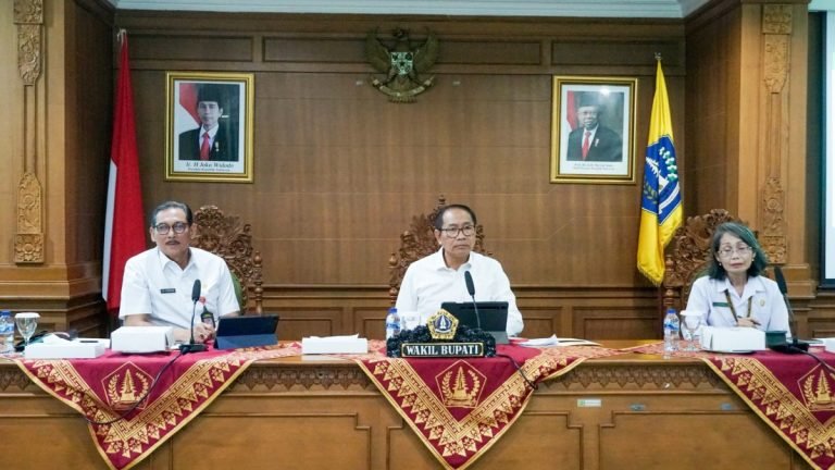 Wakil Bupati Badung I Ketut Suiasa saat acara evaluasi AKIP Badung oleh Tim KemenPAN-RB melalui zoom di ruang Kriya Gosana, Puspem Badung, Rabu (19/6).