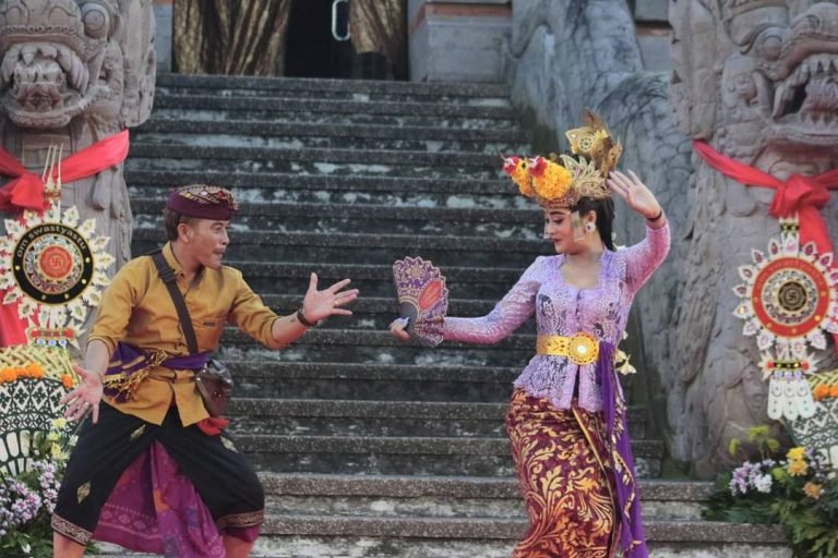 Ajang Pesta Kesenian Bali XLVI Tahun 2024 kembali memukau ribuan penonton dengan penampilan gemilang dari tari Joged Bumbung