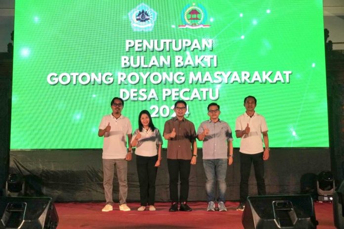 Sekda Wayan Adi Arnawa saat menutup secara resmi kegiatan Bulan Bhakti Gotong Royong Masyarakat (BBGRM) Desa Pecatu Tahun 2024 di Wantilan Desa Pecatu, Kuta Selatan, Jumat (31/5).