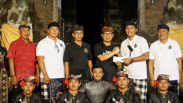 Sekda I Wayan Adi Arnawa saat menghadiri dan memberikan motivasi kepada Seniman Barong Duta Kabupaten Badung yang untuk berlomba pada Pesta Kesenian Bali (PKB) Ke-46, di jaba sisi Pura Dalem Gede dan Prajapati Desa Adat Abiansemal, Sabtu (8/6).