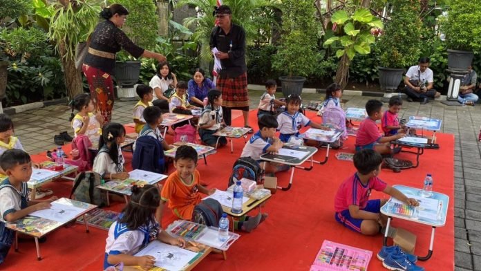 Bulan Bung Karno, Puluhan Peserta Ikuti Lomba Menggambar di Kelurahan Penatih