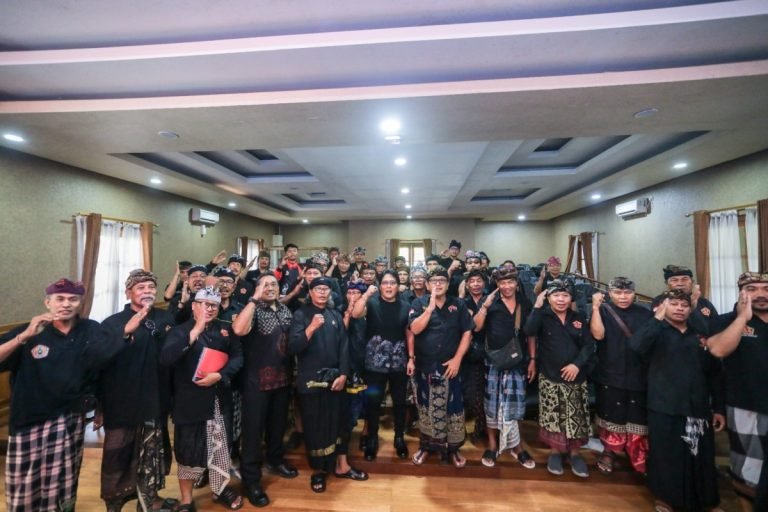Bupati Giri Prasta terima DPP. Pencak Silat Kertha Wisesa di Rumah Jabatan Bupati, Puspem Badung, Selasa 11 Juni 2024.