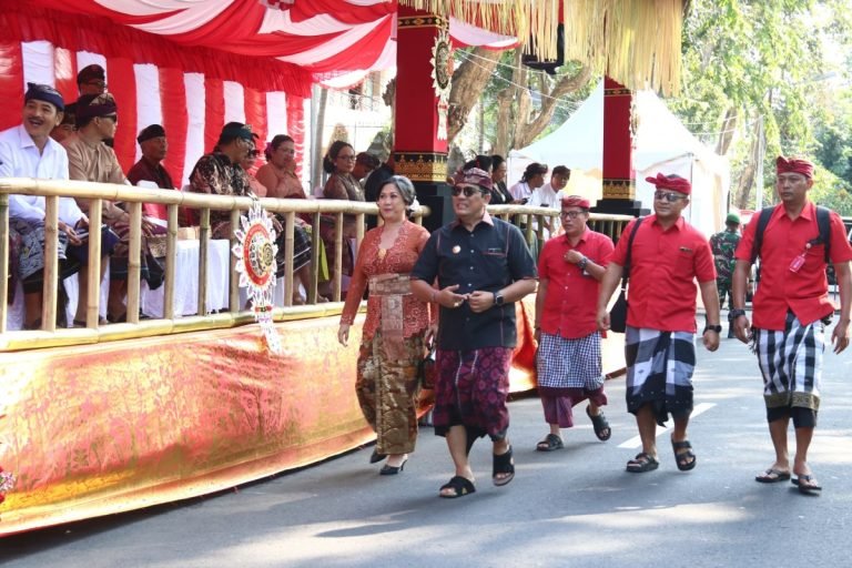 Bupati Sanjaya Hadir dan Beri Dukungan kepada Duta Kabupaten Tabanan saat Pembukaan PKB XLVI