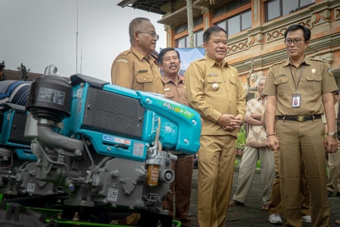 Bupati Sedana Arta Serahkan 20 Unit Traktor kepada Kelompok Tani di Kabupaten Bangli